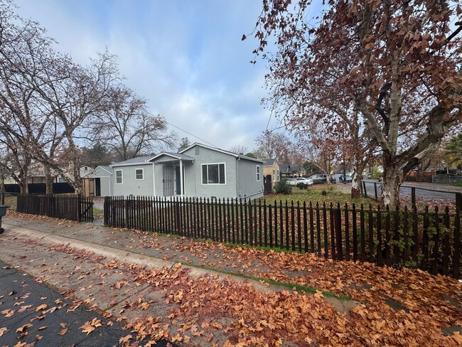 Building Photo - Single family home with large lot in Oak Park