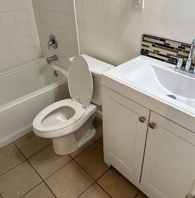 Building Photo - Gorgeous 3 Bedroom with Fully Functional S...