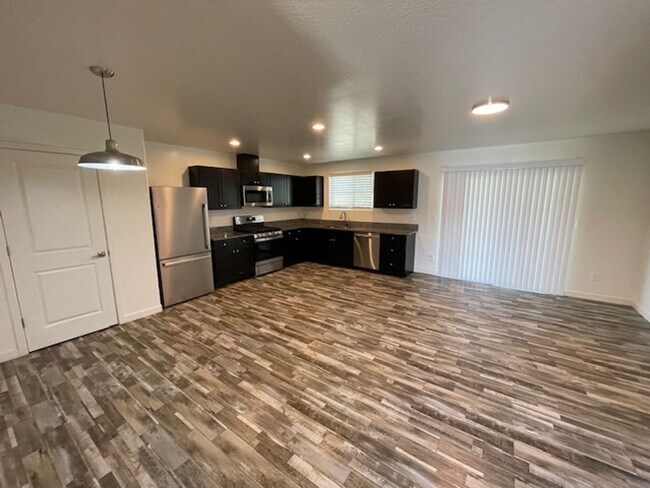 Building Photo - ***3 BEDROOM/2.5 BATHROOM IN PRESCOTT VALLEY***