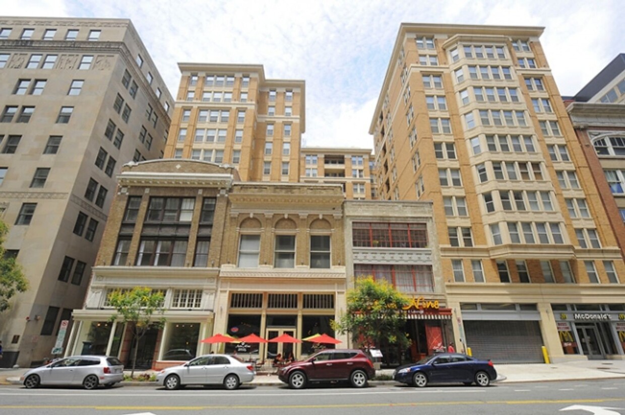 Foto principal - Updated 1 Bedroom Condo with Office and Ga...