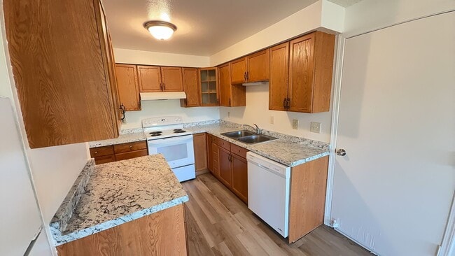 Building Photo - 4 Bed 2 Bath House on large Lot w/Fenced Backyard - Pets Possible