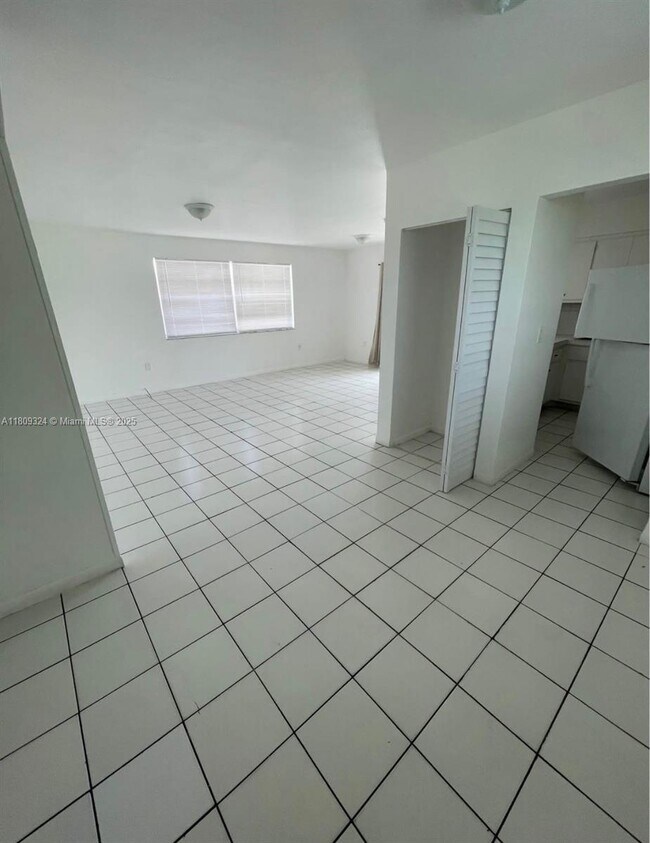 Foto del edificio - 621 S Royal Poinciana Blvd