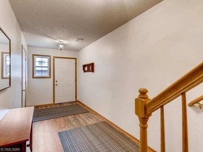 Foto del edificio - 6612 Olive Ln N