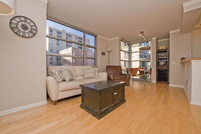 Building Photo - 680