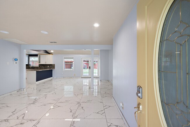 Foto del edificio - 5718 Greencraig Dr
