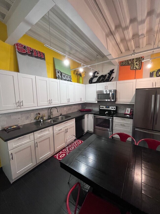 Foto del edificio - WOWZER Beautiful 1 bedroom Condo