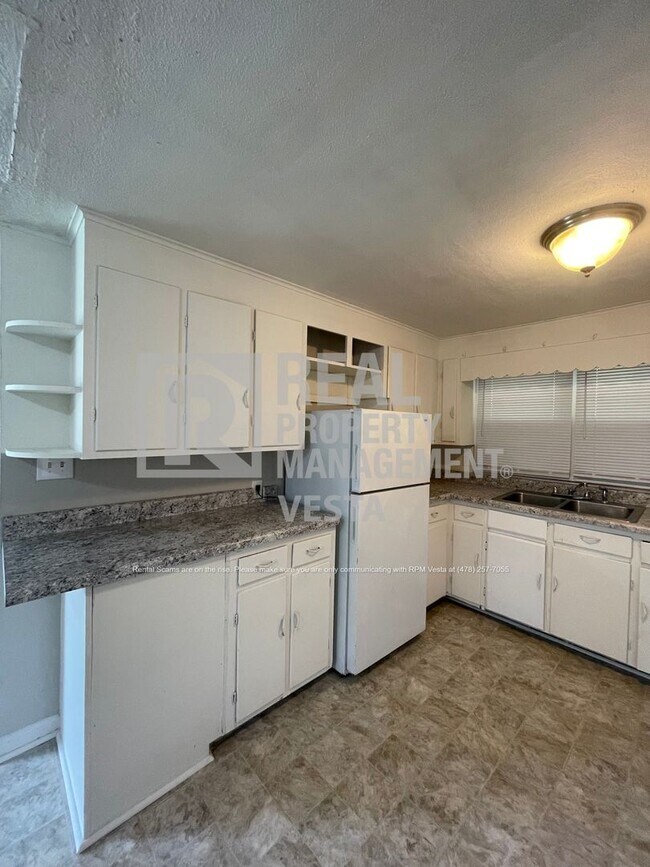 Foto del edificio - Solidly Built Three Bedroom House with Ope...
