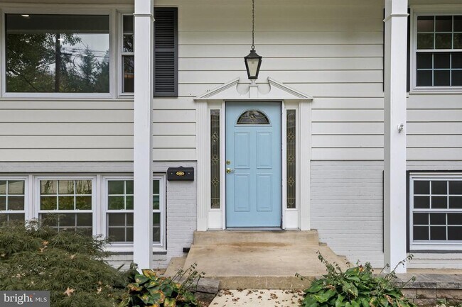Building Photo - 5023 King Richard Dr