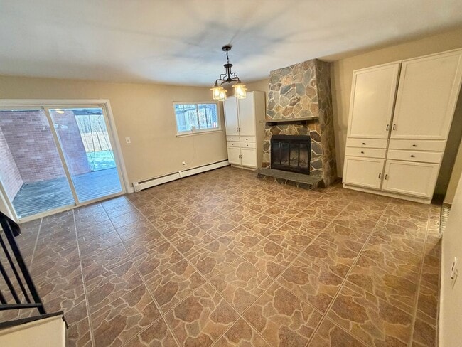 Building Photo - 40 Sarah Ln