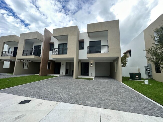 Foto del edificio - 5481 N Oaks Pl