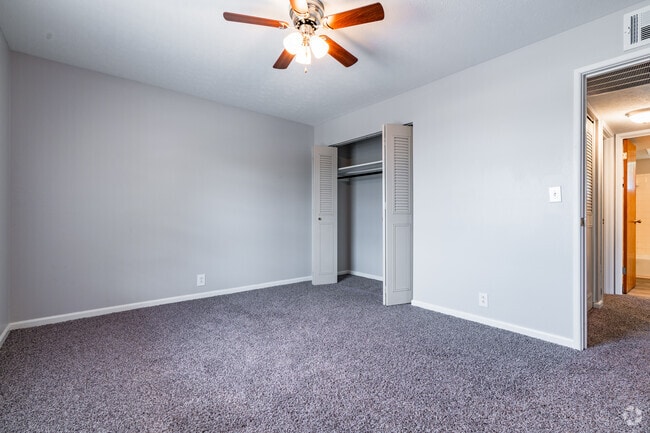 2 habitaciones, 1 baño - Dormitorio principal - Miller Manor Apartments