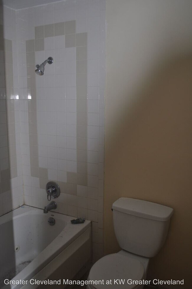 Building Photo - 3 br, 1 bath House - 16805 Fairfax Ave