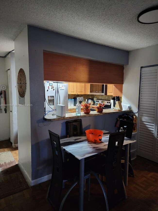 Foto del edificio - 2221 Sherman Cir