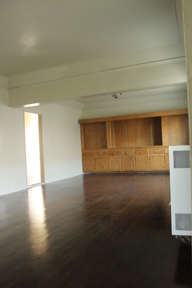 Sala de estar/Comedor - 6561 S Victoria Ave