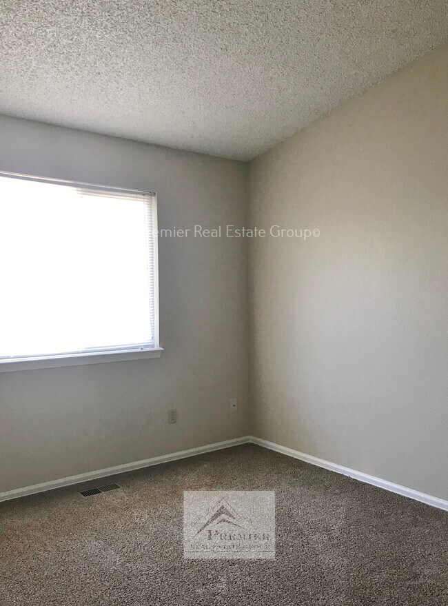 Building Photo - 513 Comanche Village Dr