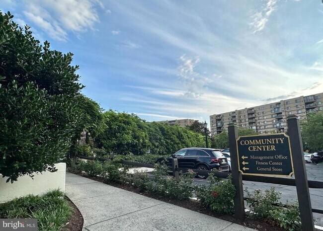 Foto del edificio - 8380 Greensboro Dr