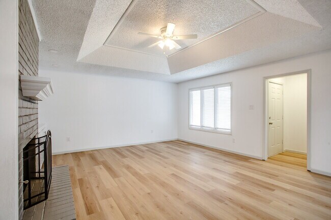 Building Photo - Fully updated 2 bedroom 2 bath 2 car garag...