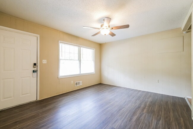Building Photo - 8216 Saxon Ct
