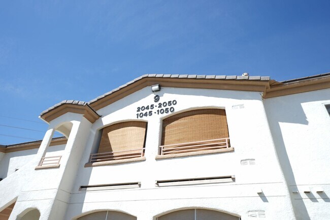 Foto del edificio - SHOWINGS AVAILABLE NOW