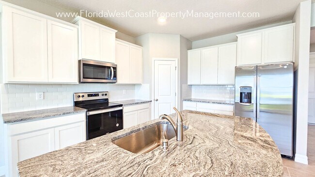 Foto del edificio - OUTSTANDING NEW BUILD 4 BEDROOM/3 BATH CAR...