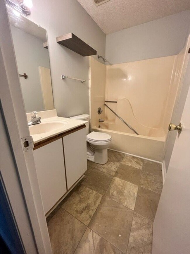 Building Photo - 2 bedroom 2 bath house available