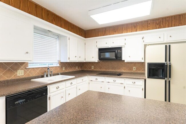 Building Photo - 1706 Hilton Head Dr
