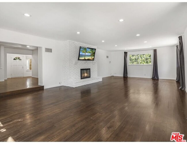 Building Photo - 5504 Tyrone Ave