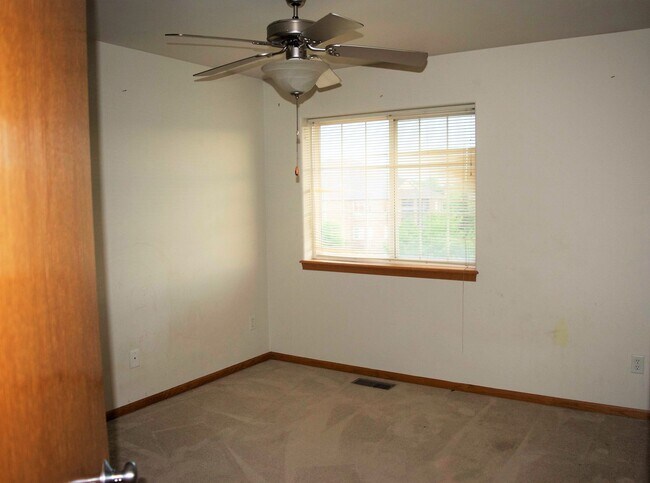 Building Photo - Large Iowa City Townhouse