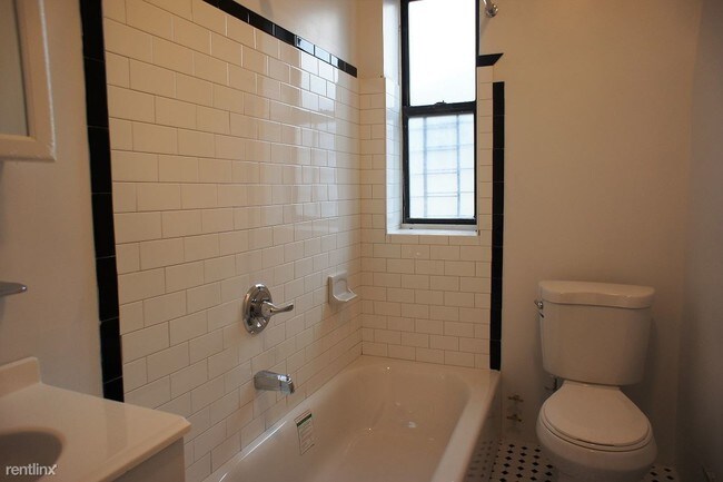 Foto del edificio - 1 br, 1 bath  - 2110 Bronx Park E