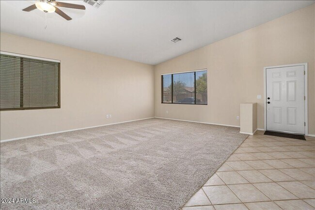 Foto del edificio - Spacious Corner Lot Home with 3-Car Garage in Surprise