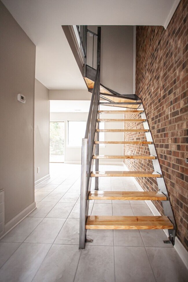 Foto del edificio - A Beautifully Renovated Modern Townhome!