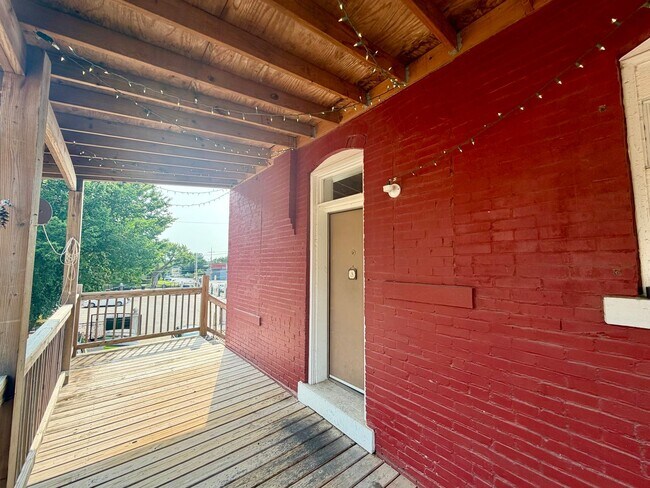 Foto del edificio - {2202 - A} Spacious Two Bedroom Condo in Historic Pendleton Heights Available Immediately