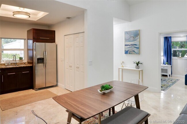 Building Photo - 210 Frow Ave