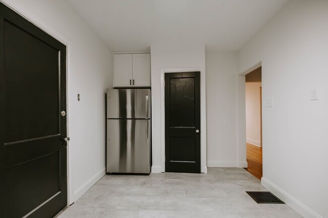 Foto del edificio - NEWLY RENOVATED APARTMENTS near Rooster on...