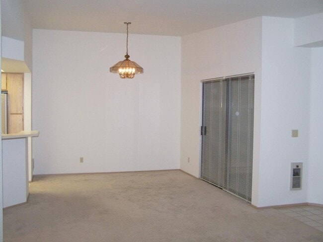 Building Photo - 2 Bed / 2 Bath Downtown Bellevue condo $3,095/month