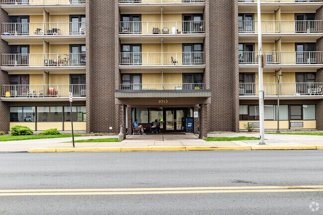 Building Entrance - Latrobe Manor