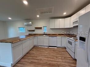 Building Photo - 912 Lake Jessie Dr