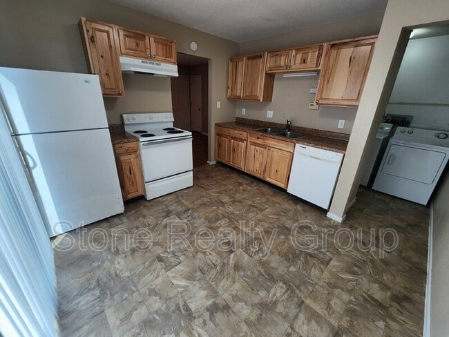 Building Photo - 2470 E Clayton Dr