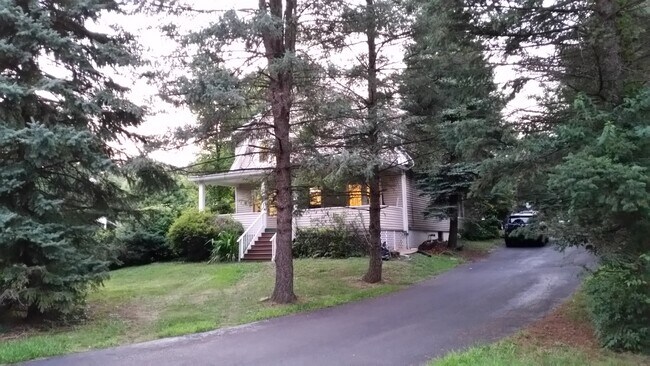 Foto del edificio - 61 Hillcrest Blvd