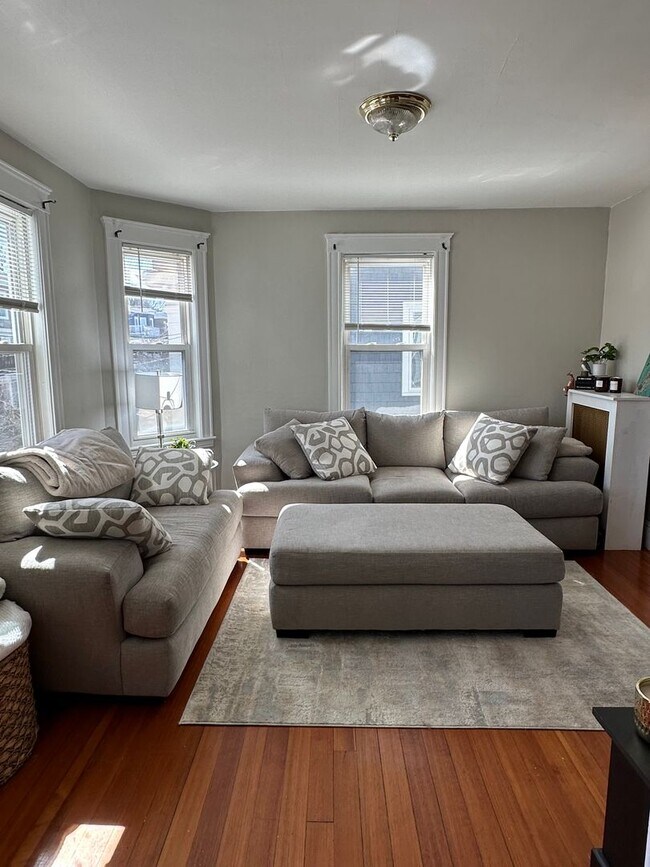 Building Photo - Everything on Your Wishlist! 2bed w/ parki...