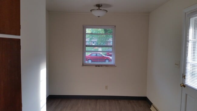 Eat in kitchen area - 57 Sunnyside Ln