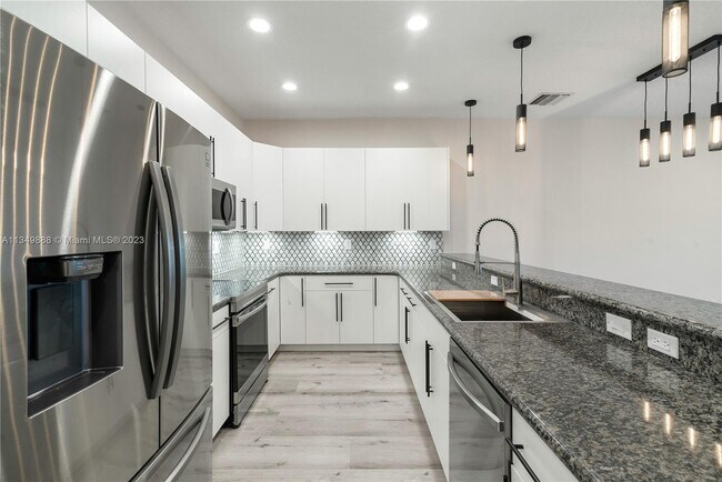 Building Photo - 804 S Riverside Dr