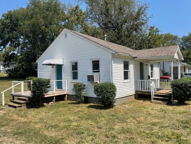 Building Photo - 2 Bed/1 Bath House