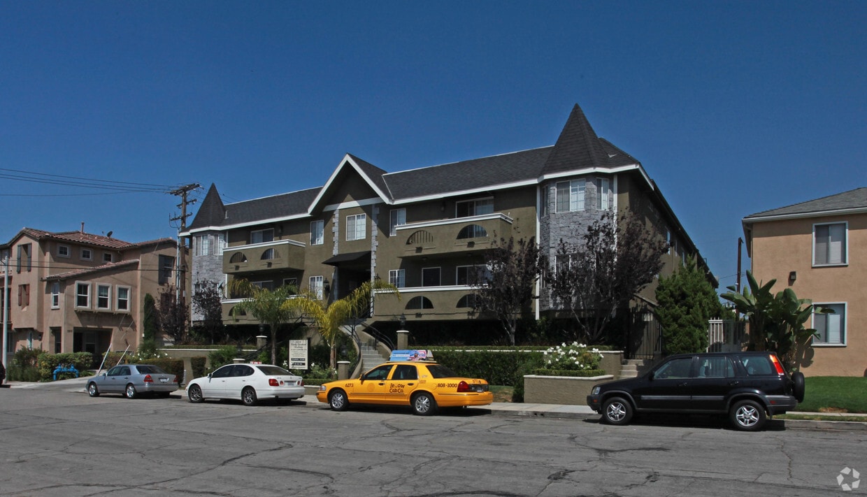Primary Photo - 215 E Elmwood Ave