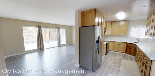 Foto del edificio - 726-728 Golden Oak Dr