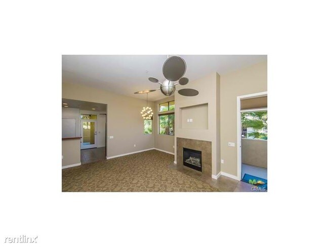 Building Photo - 1020 E Palm Canyon Dr