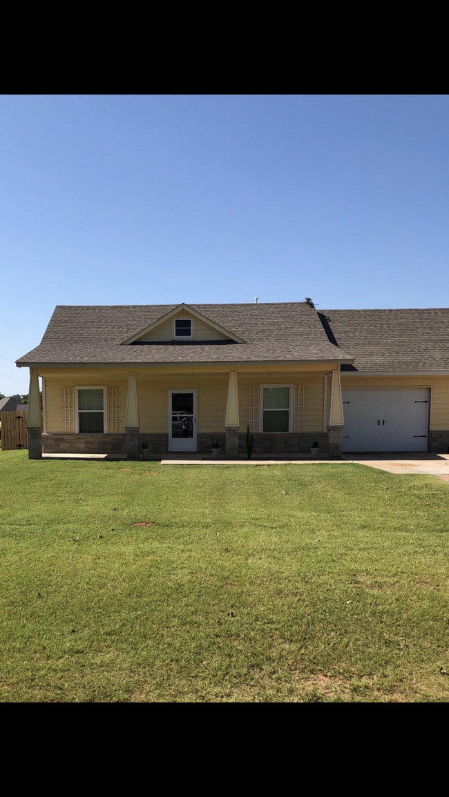 Building Photo - 11201 NE Marigold Ln