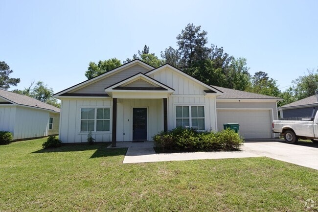 Building Photo - 16284 Chandler Pl
