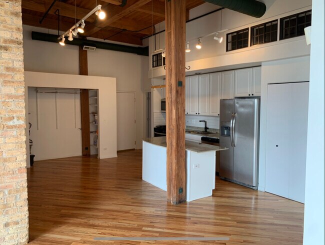 Building Photo - 2222 W Diversey Ave