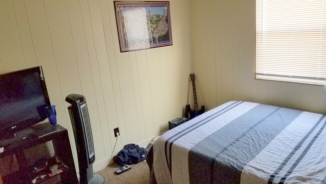 Bedroom - 606 S Forest Ave